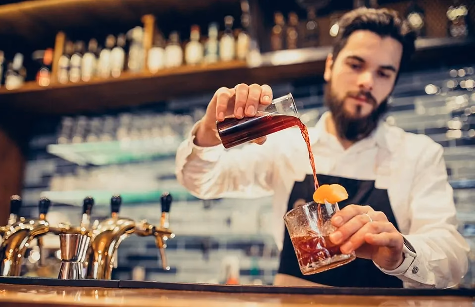 Ile zarabia barman po kursie?