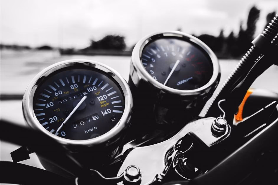 Czy mogę odliczyć VAT od paliwa do motocykla?