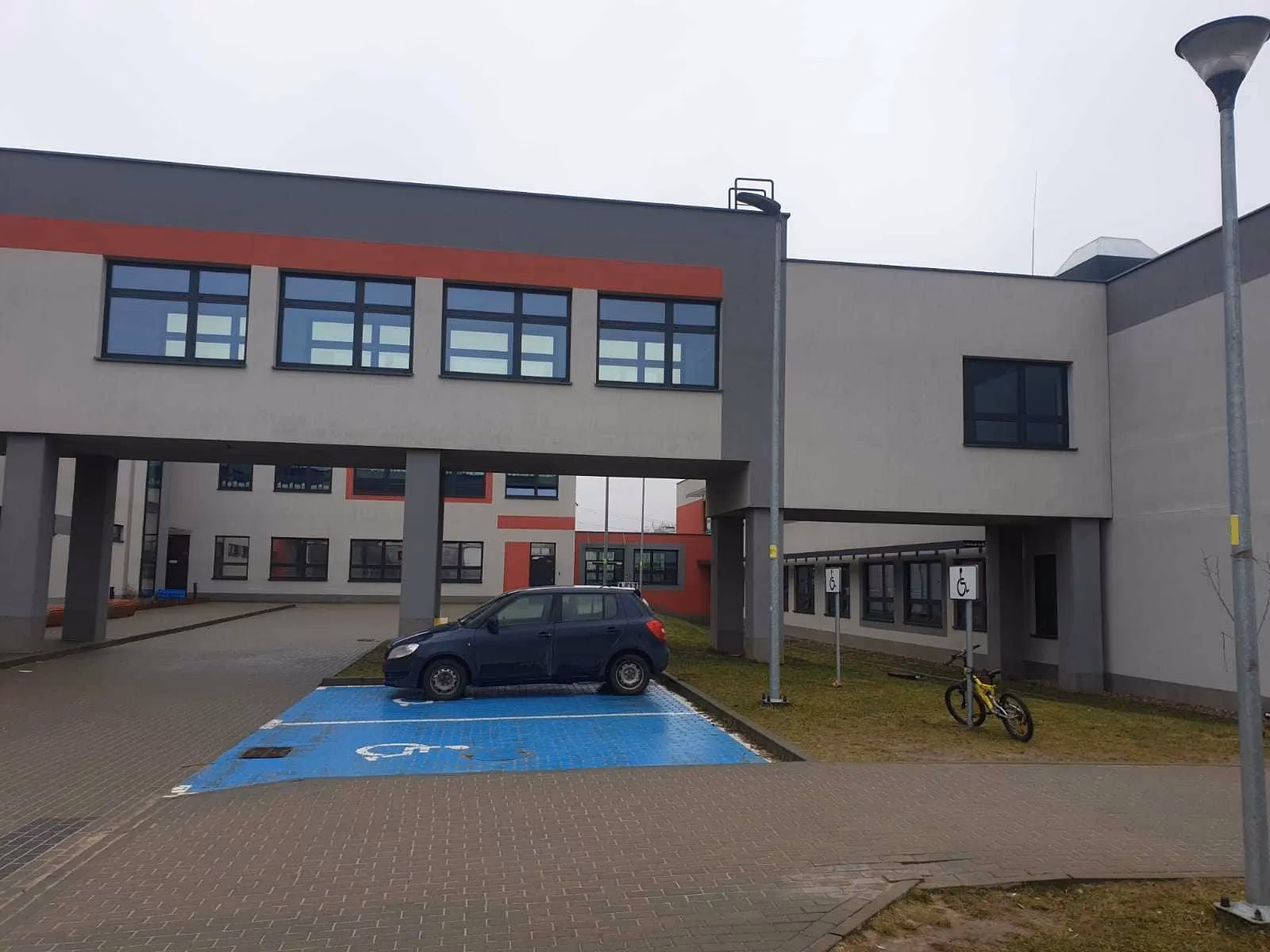 Kto ustala miejsca parkingowe dla niepełnosprawnych?