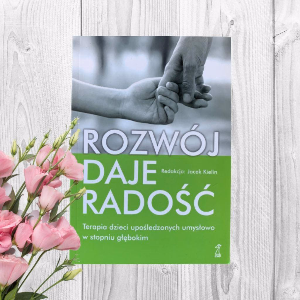 Jakie umiejętności posiada dziecko z głębokim upośledzeniem umysłowym w dwunastym miesiącu życia?