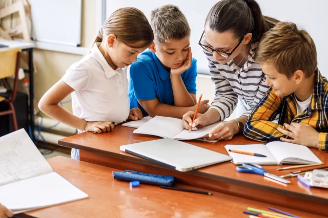 Skąd pochodzi słowo edukacja?