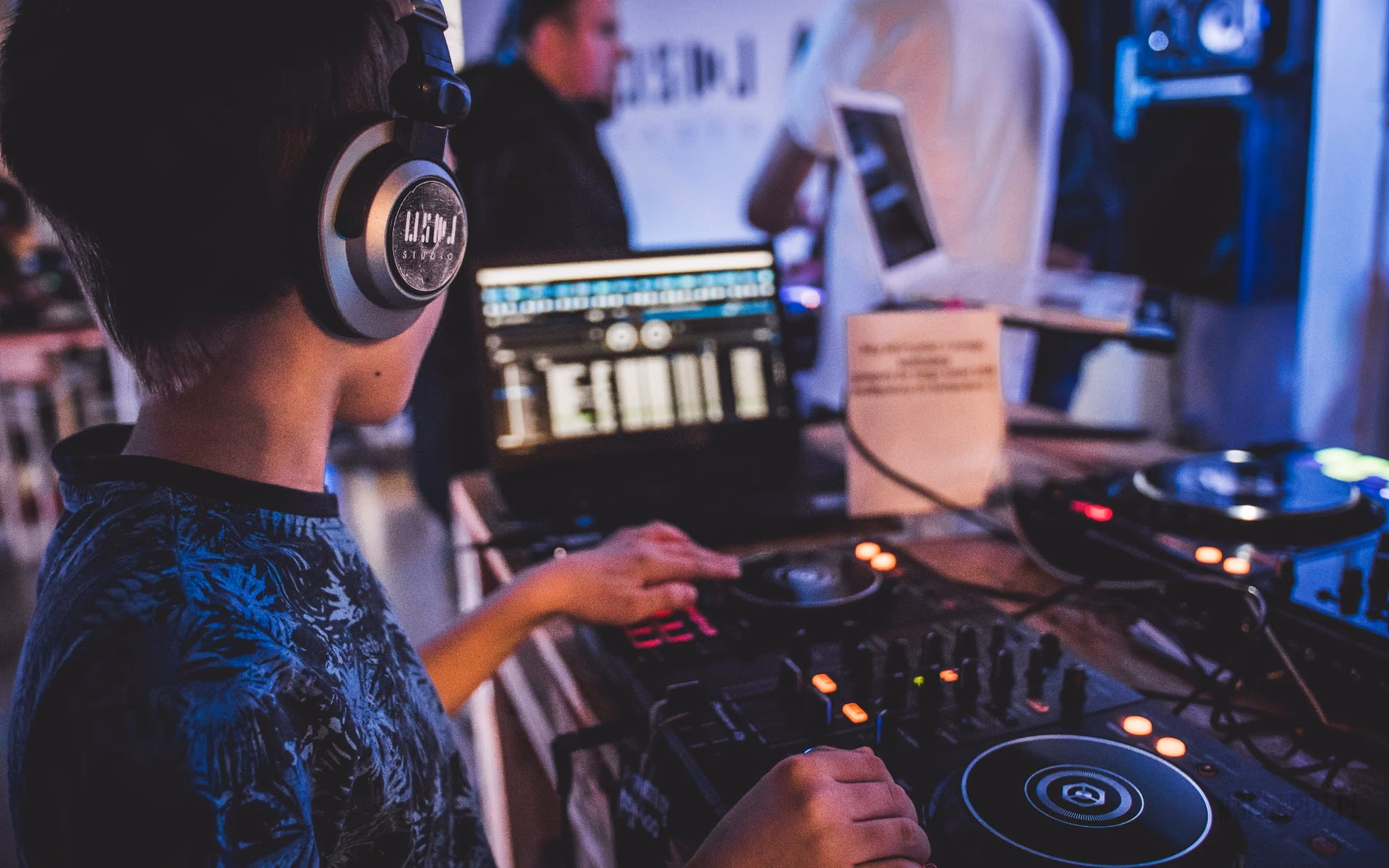 Od czego zacząć naukę DJ?