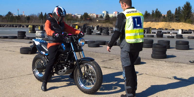 Czy nauka na motorze jest trudna?