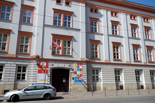 Czy Uniwersytet Papieski jest prywatny?
