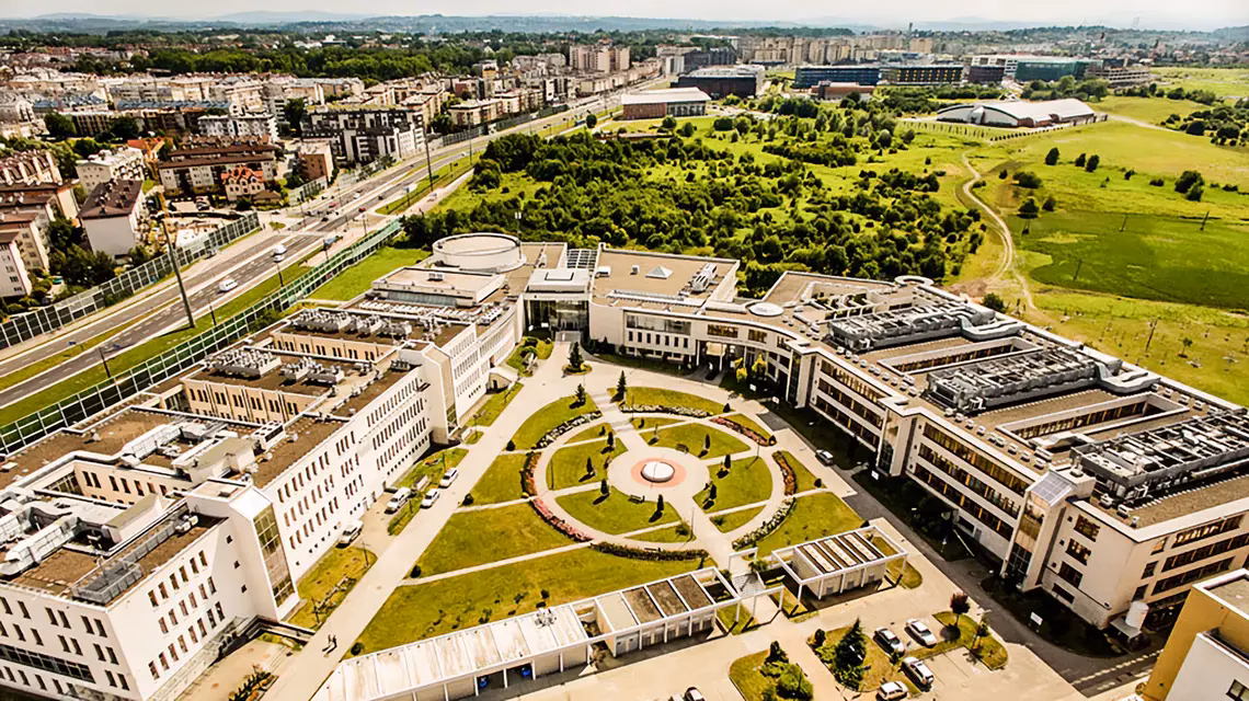 Czy Robert Lewandowski ma dyplom z Collegium Humanum?