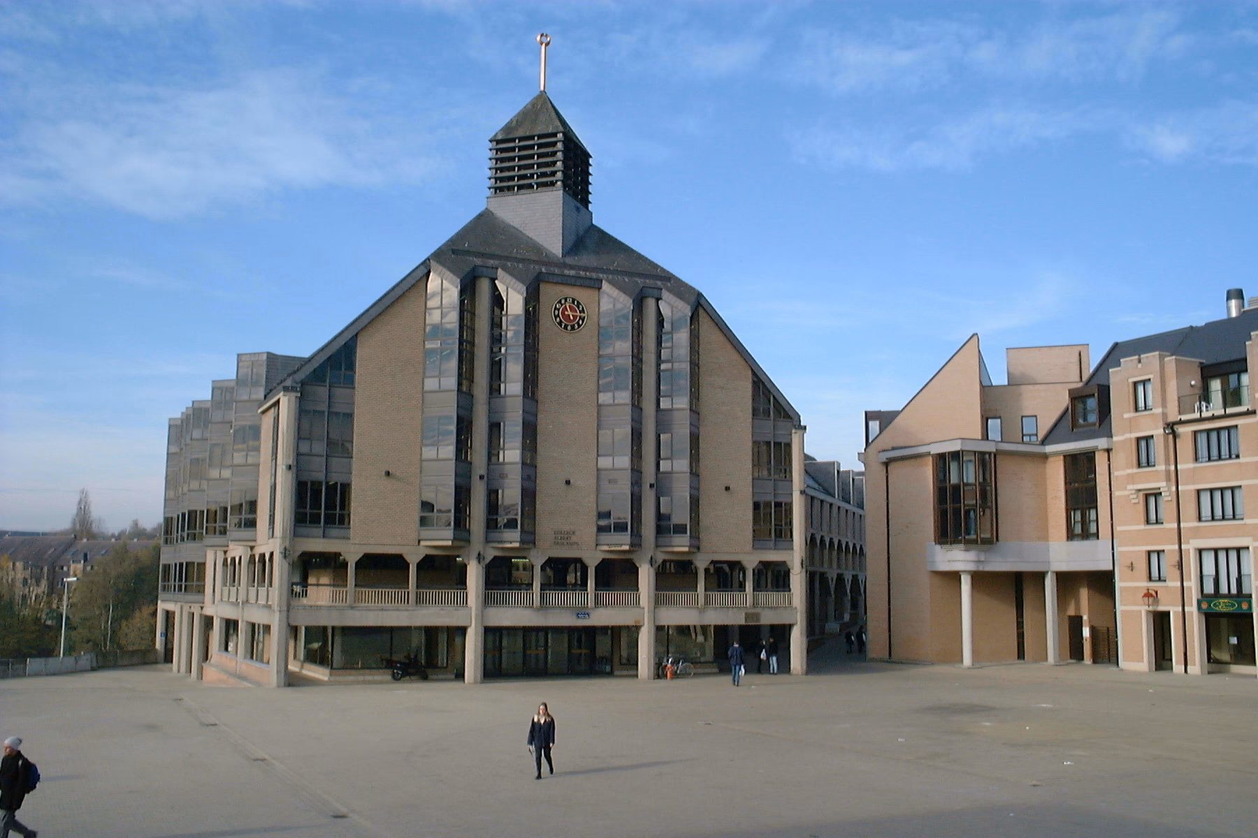 Czy KU Leuven to to samo co Uclouvain?