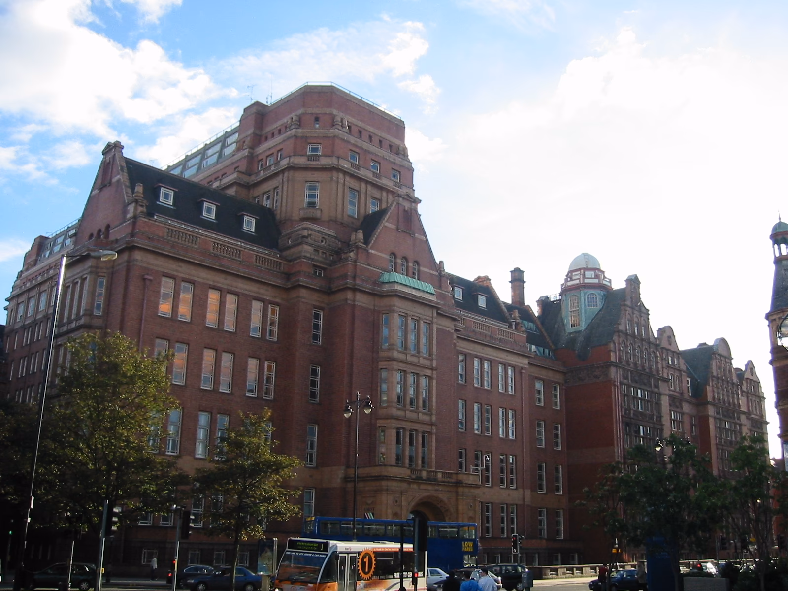 Ile kosztuje nauka na uniwersytecie w Manchesterze?