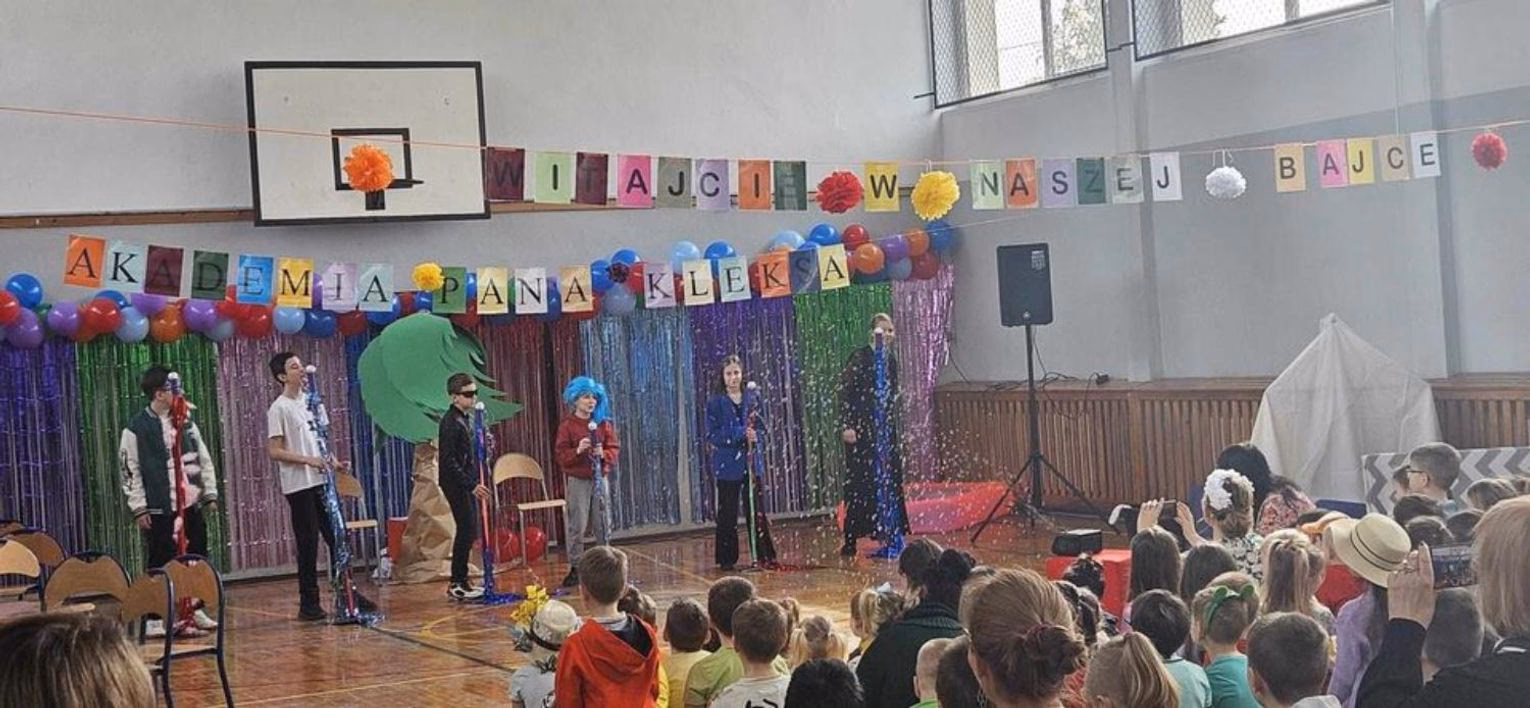 O której był poranny apel w Akademii Pana Kleksa?
